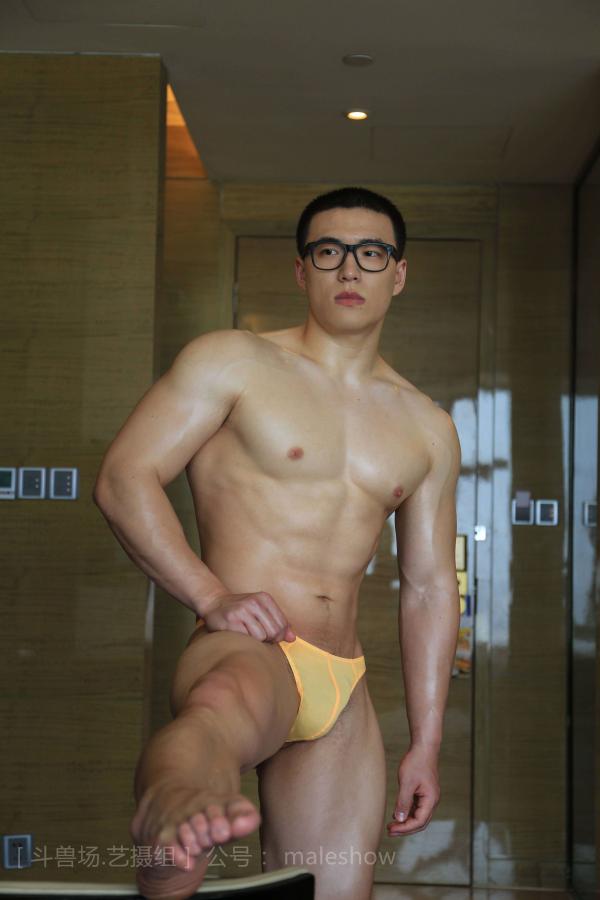 Chinese-maleshow-–--Swimmer-Yong-斗兽场---泳队选手-Yong